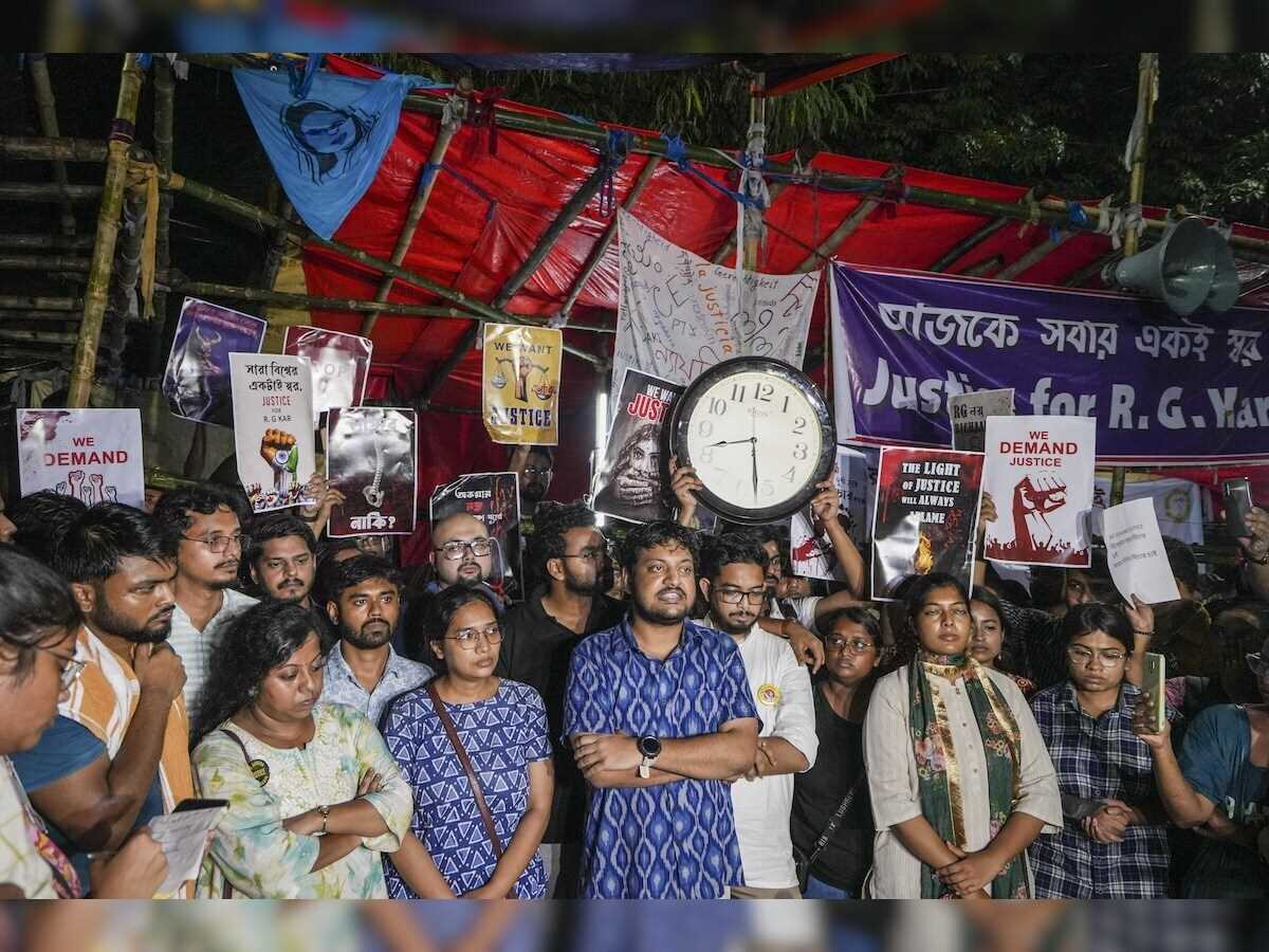 आरजी कर मामला: जूनियर डॉक्टरों के दो गुट आए आमने-सामने, एक दूसरे पर लगाए गंभीर आरोप